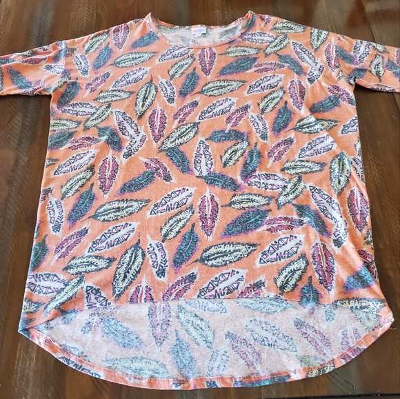 LuLaRoe Tops - 🎈2/$15 LuLaRoe feather t-shirt